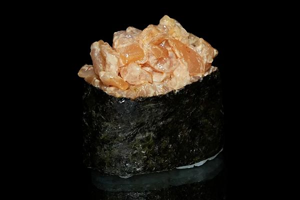 Гункан с лососем