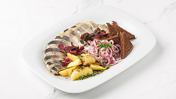 Сельдь с картофелем и гренками