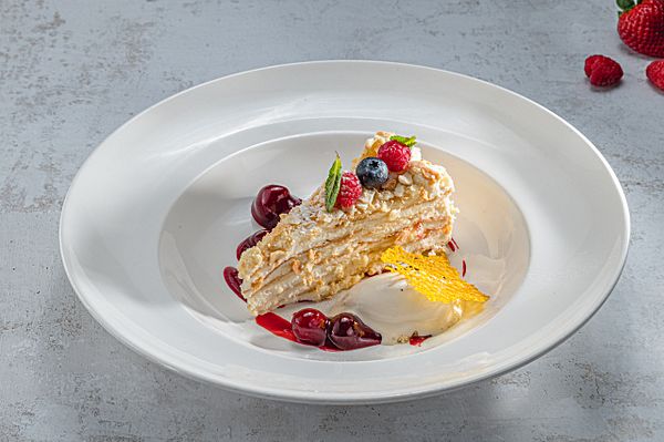 Наполеон с ягодами