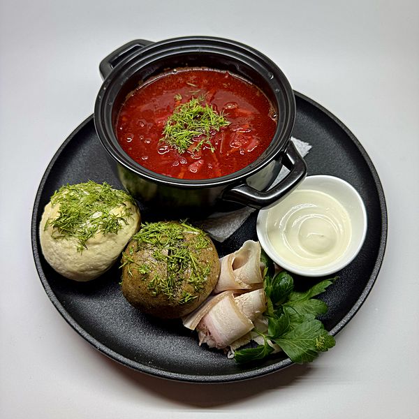 Борщ с салом и пампушками