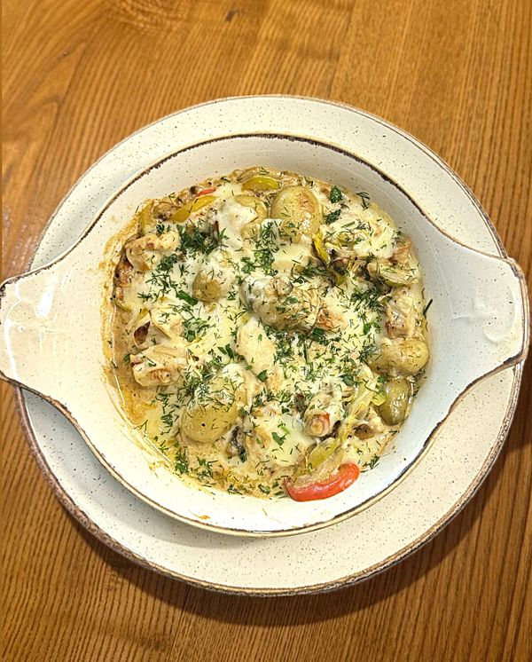 Сковорода с куриным филе в сливочном соусе