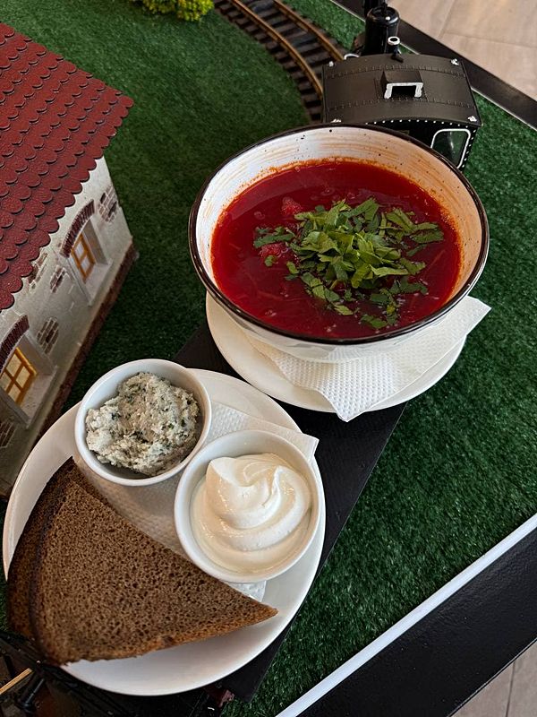 Борщ с чесночным салом и сметаной