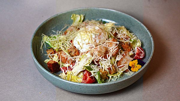 Салат Цезарь с индейкой и яйцом пашот