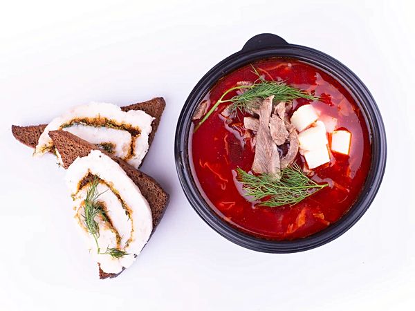 Борщ красный с салом и черным хлебом