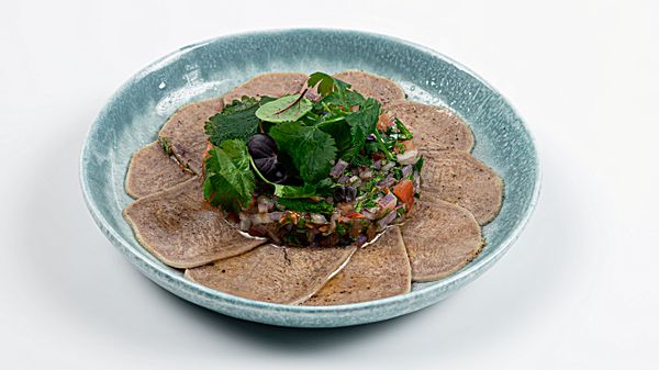 Язык говяжий с пряной томатной сальсой