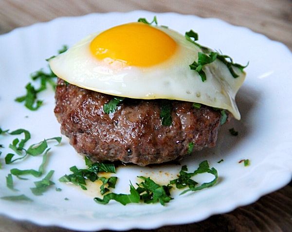 Бифштекс с яйцом
