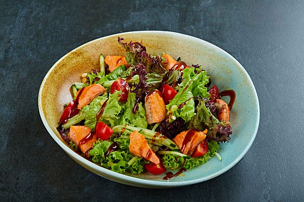 Салат с лососем и соусом Унаги