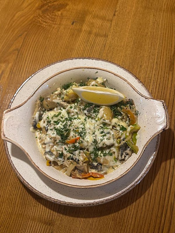 Сковорода с филе кефали в сливочном соусе