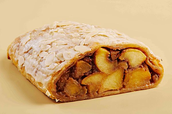 Штрудель с яблоком и грецким орехом