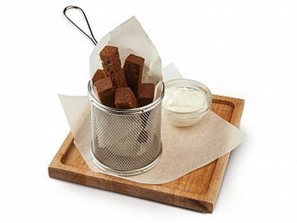 Чесночные гренки с соусом 