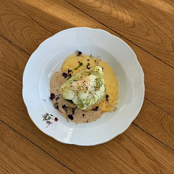 Стейк из цветной капусты в соусе голландез