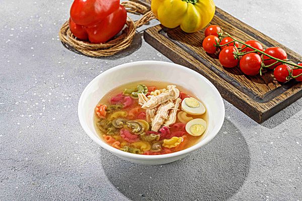 Куриный суп с цветными макарошками