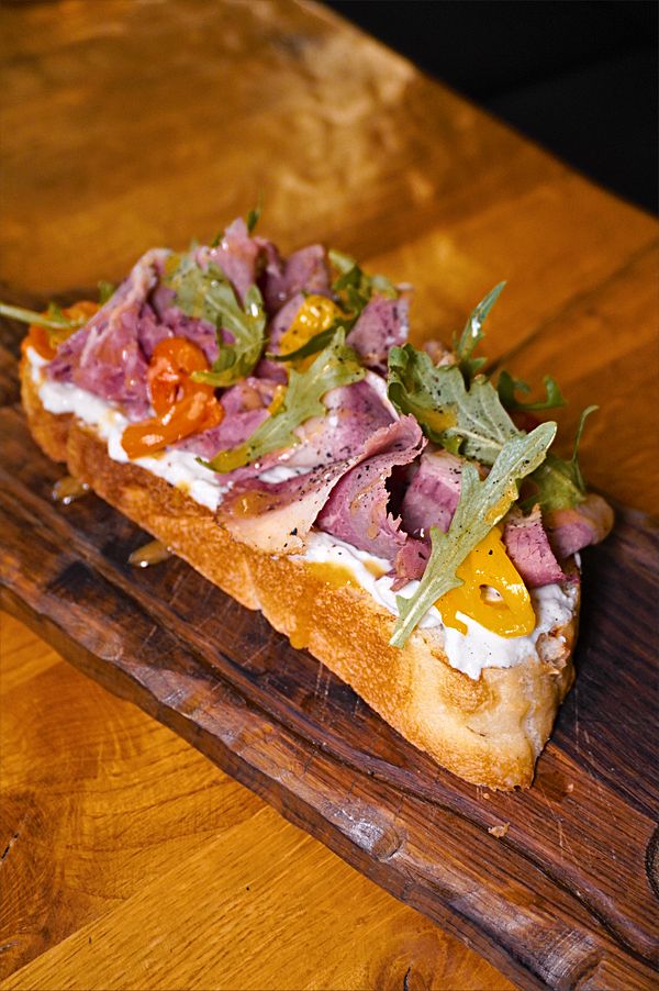 Брускетта с пастрами