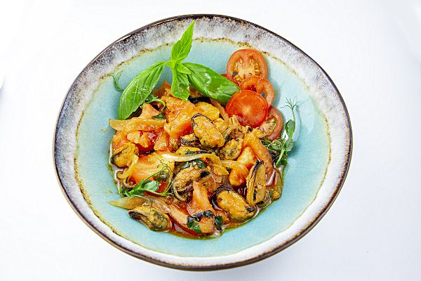 Мидии жареные с луком в томатно-пряном соусе