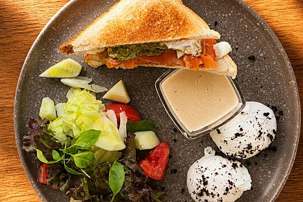 Сэндвич с сёмгой, яйцом пашот и овощным гарниром