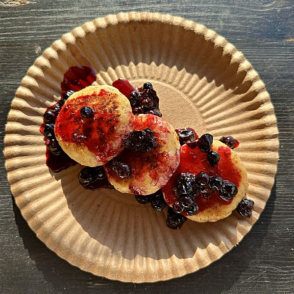 Сырники с джемом из черной смородины и сахарной пудрой