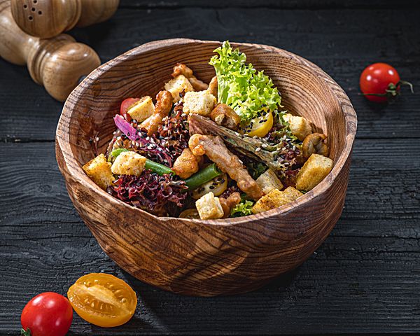 Микс салата со свиной вырезкой и грибами темпура