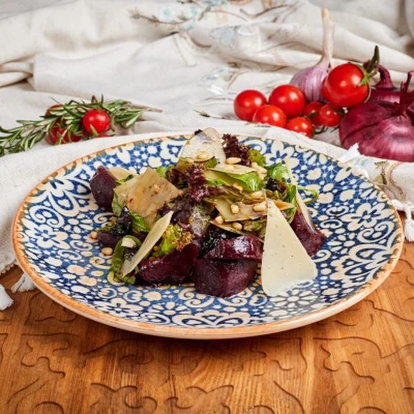 Салат с печеной свеклой и козьим сыром