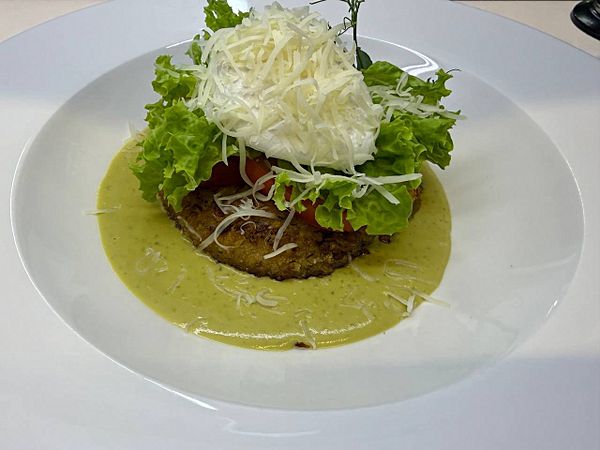 Котлеты из амура и лосося с яйцом пашот и горохово-мятным пюре