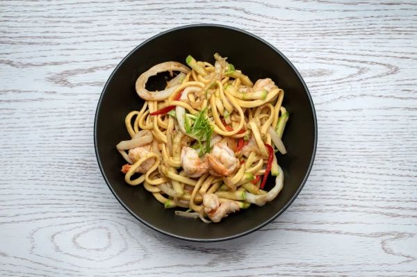 Удон с морепродуктами в устричном соусе