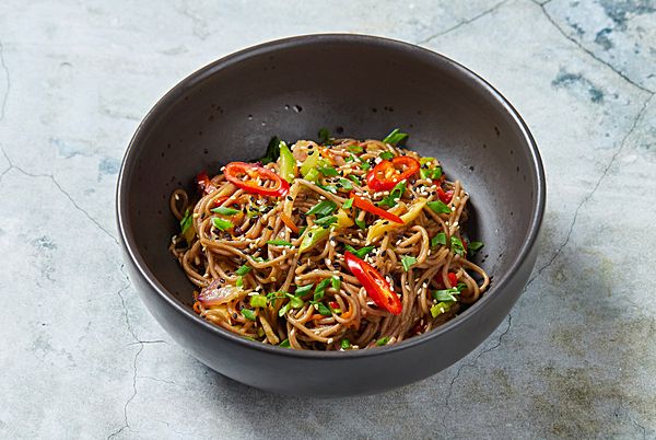 Лапша из гречневой муки с овощами и вешенками в сладко-стром соусе