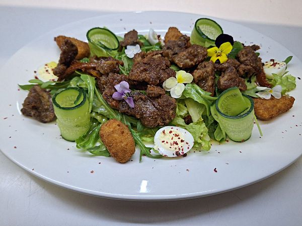 Салат с куриной печенью и сыром 