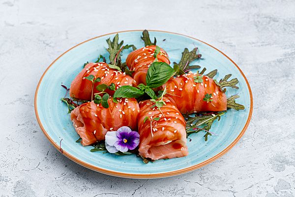 Рулетики лосось с креметой