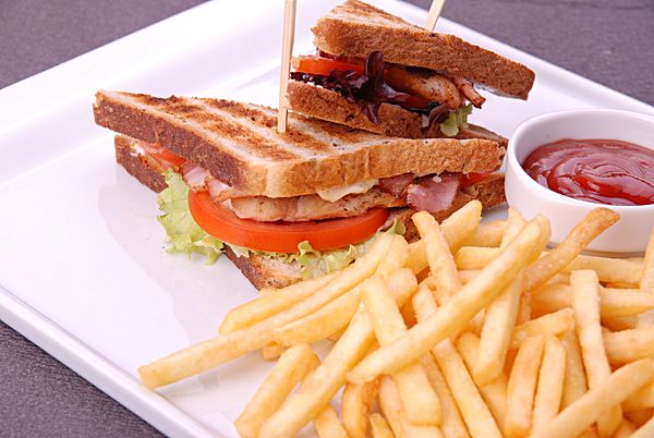 Клаб-сэндвич с курицей и беконом