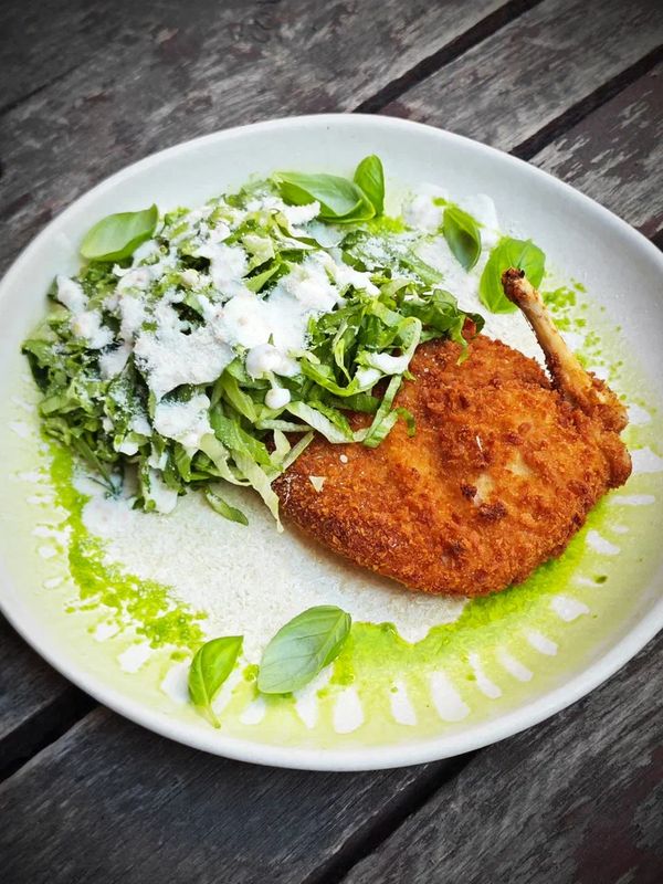 Куриный шницель с айсбергом, йогуртом и пармезаном