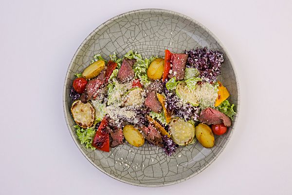 Салат с ростбифом и овощами гриль