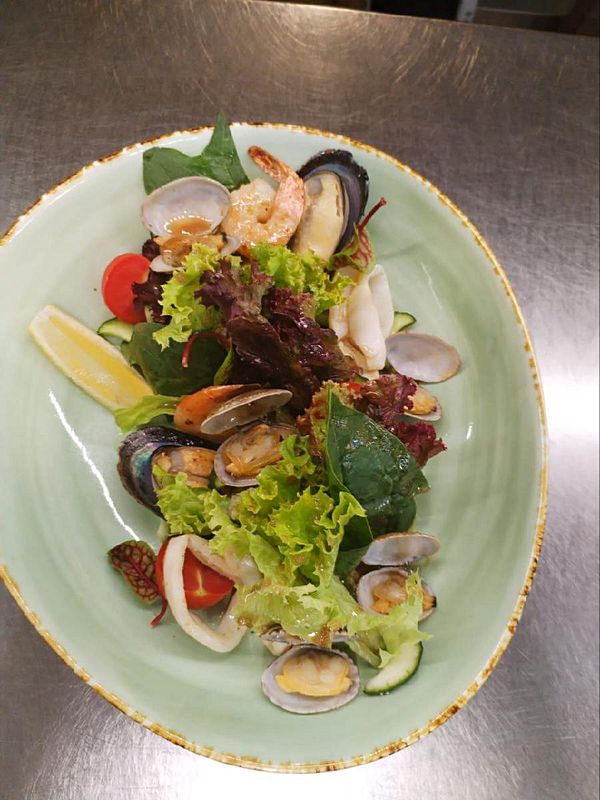 Салат теплый с морепродуктами