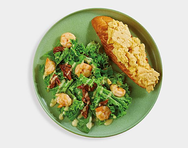 Скрембл с креветкой и салатом