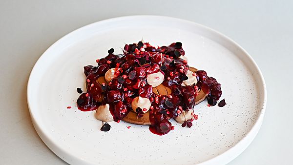 Шоколадные Панкейки с Кремом и Вишней