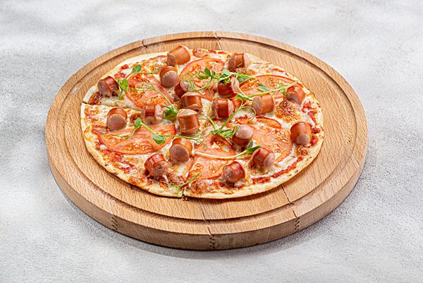 Пицца на лаваше с молочными колбасками и сыром