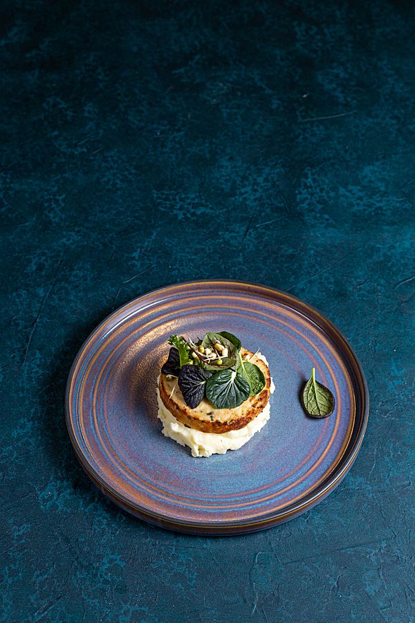 Котлета из индейки с пюре и грибным соусом