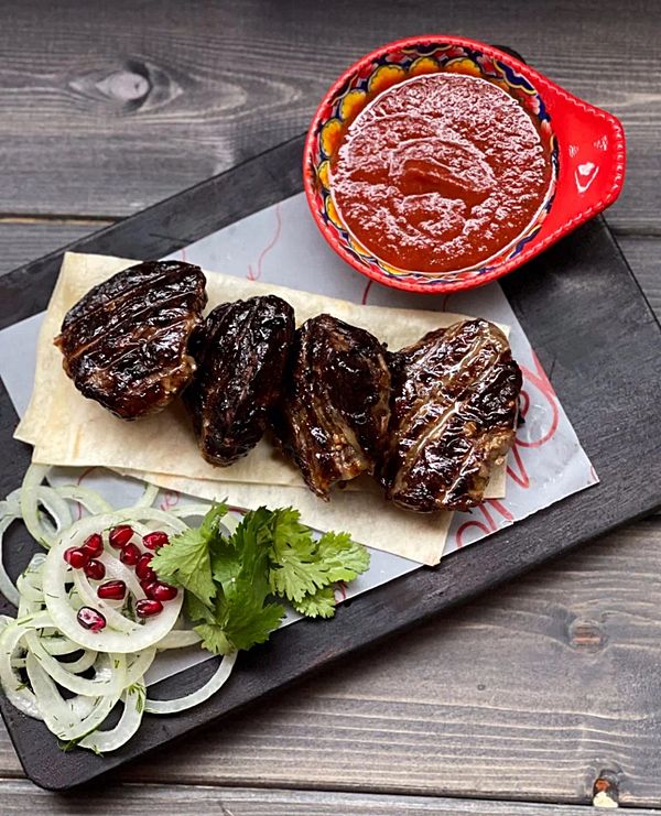 Печень телячья в сетке с маринованным лучком и соусом сацебели