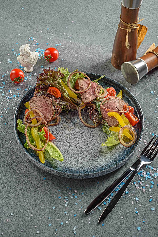 Микс салат с телятиной, овощами и пармезановой заправкой