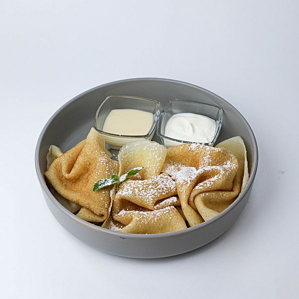 Блины со сметаной и сгущенкой