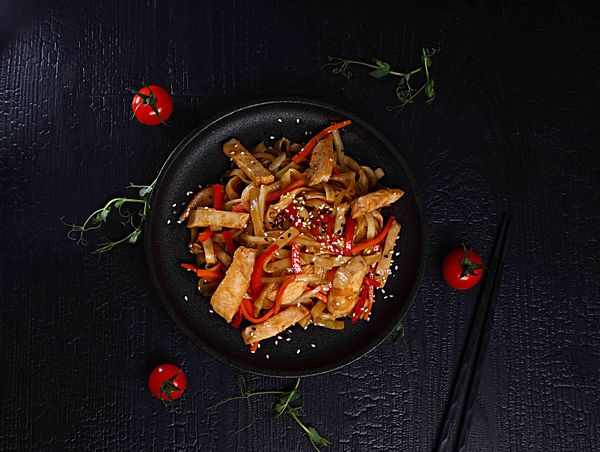 Удон с курицей в перечно-устричном соусе