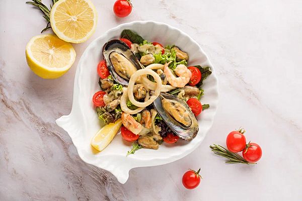 Теплый салат с морепродуктами