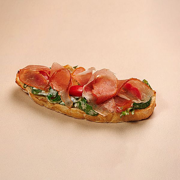 Брускетта с пармской ветчиной и страчателлой