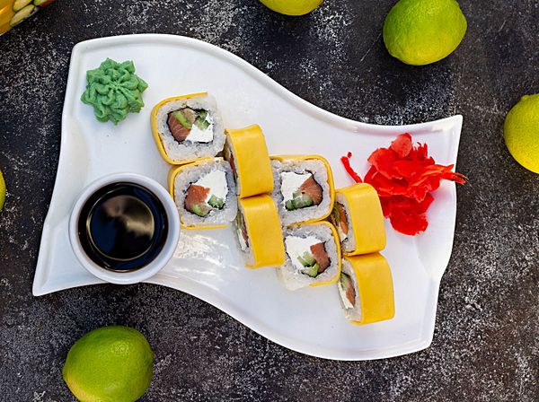 Сырный ролл с авокадо и лососем