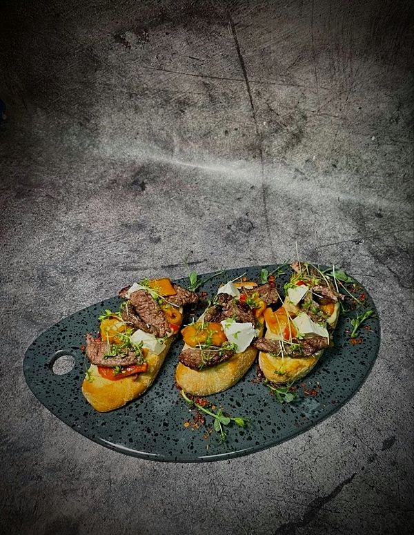 Брускетта с телятиной и печеным перцем