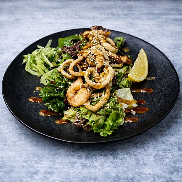 Салат морской коктейль с медово-горчичным соусом