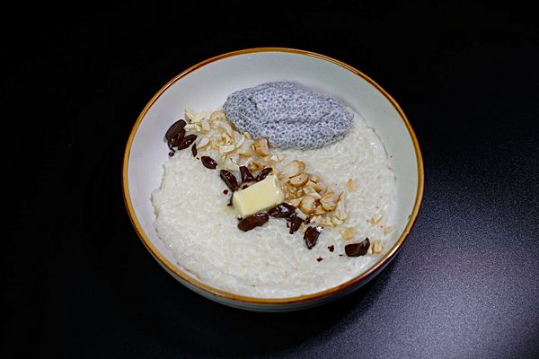 Рисовая каша с шоколадом и орехами