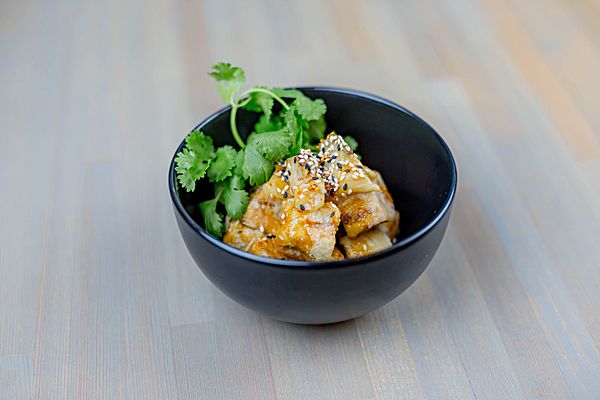 Рапана с хрустящими баклажанами, грибным айоли и азиатским соусом