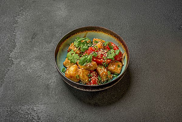 Теплый салат с хрустящими баклажанами