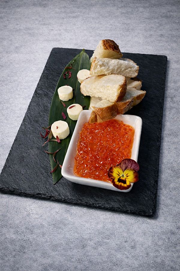 Красная икра с тостами