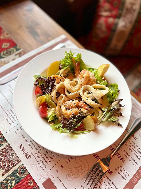 Тёплый салат с морепродуктами под тайским соусом