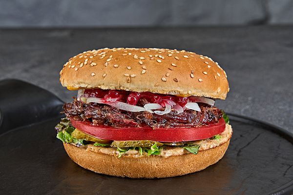 Бургер с томленой говядиной и брусничным соусом